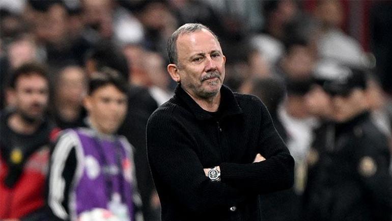 Beşiktaş tribünlerinden olay hareket Sergen Yalçına su şişesi fırlatıldı