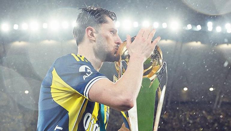 Fenerbahçede İsmail Yüksek takımdan ayrılıyor Premier Lig yolcusu