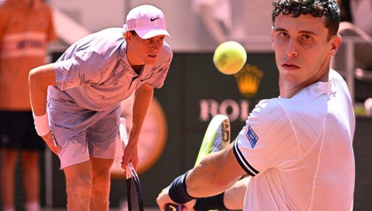 Jannik Sinner’den Roland Garros’a erken veda! 2-0 öndeydi, başı döndü, midesi bulandı…