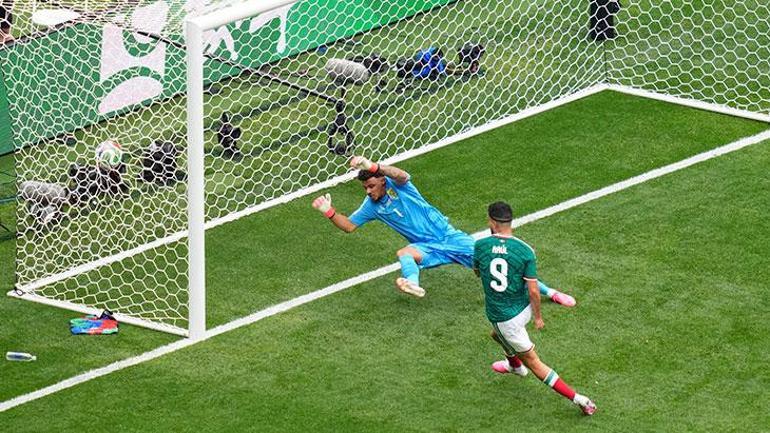Aztecada fiesta Meksika Dünya Kupasına 3 puanla başladı... Meksika - Güney Afrika maç sonucu 2-0