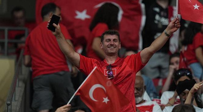 Tribünlerde Türk taraftarlar ağır bastı
