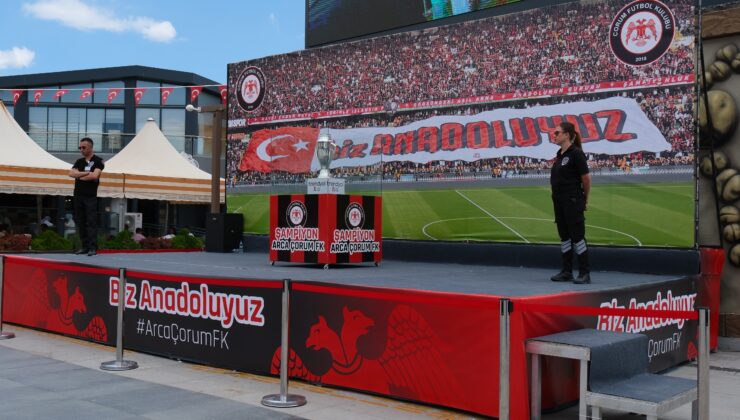 Arca Çorum FK'nin şampiyonluk kupası sergilenmeye başladı