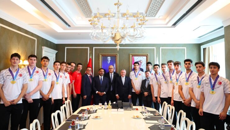 Bakan Bak, TVF Spor Lisesi Erkek Voleybol Takımı'nı kabul etti