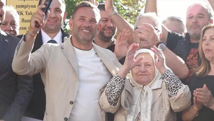 Okan Buruk ve annesi Zehra Buruk, Galatasaraylı taraftarlara üçlü çektirdi