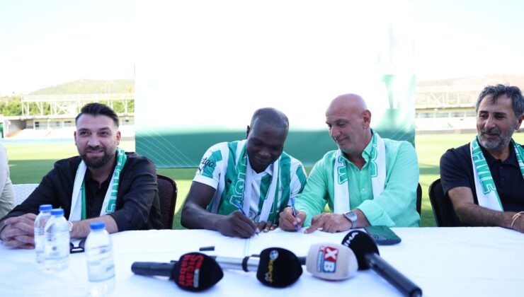 Aboubakar’a coşkulu imza töreni