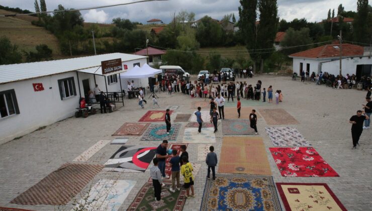 Halıları evlerden getirip halı saha yaptılar