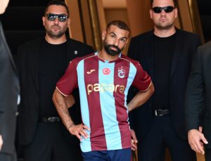 Salah resmen imzalıyor