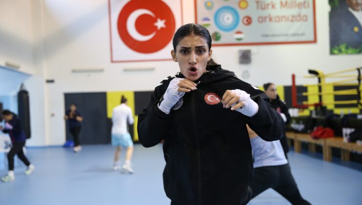 Altın madalya için yumruk sallıyor