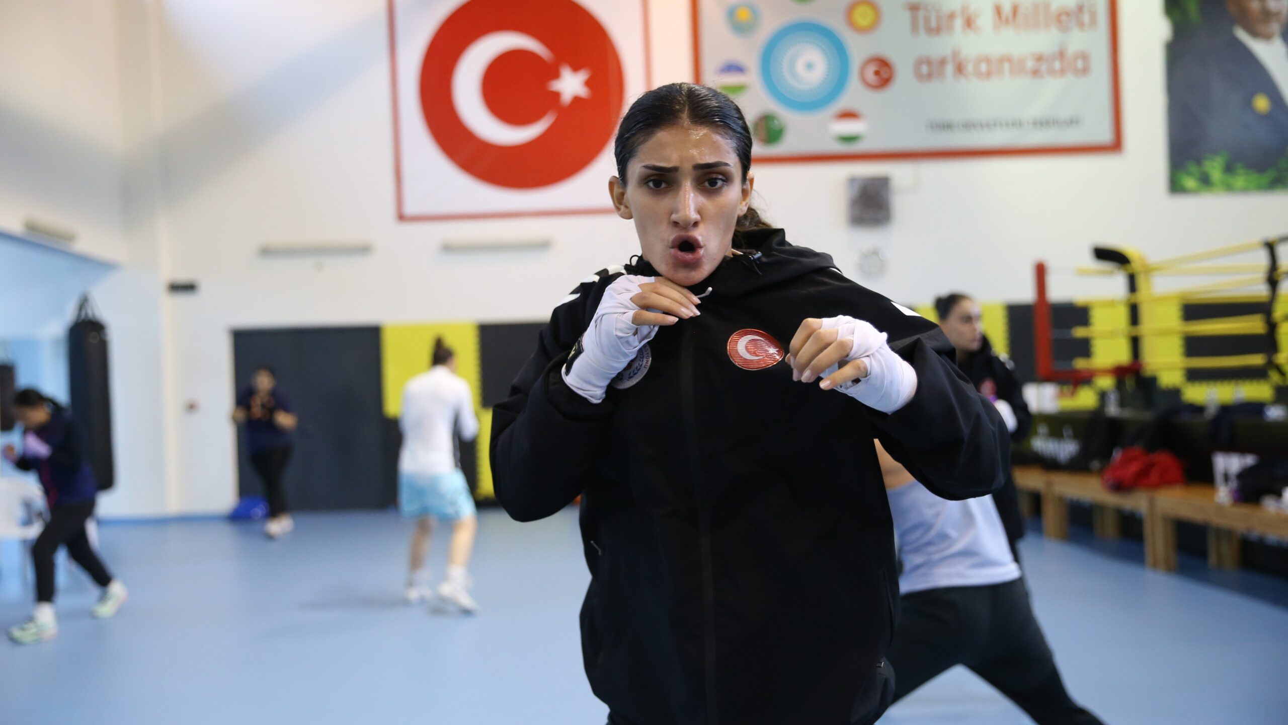 Altın madalya için yumruk sallıyor