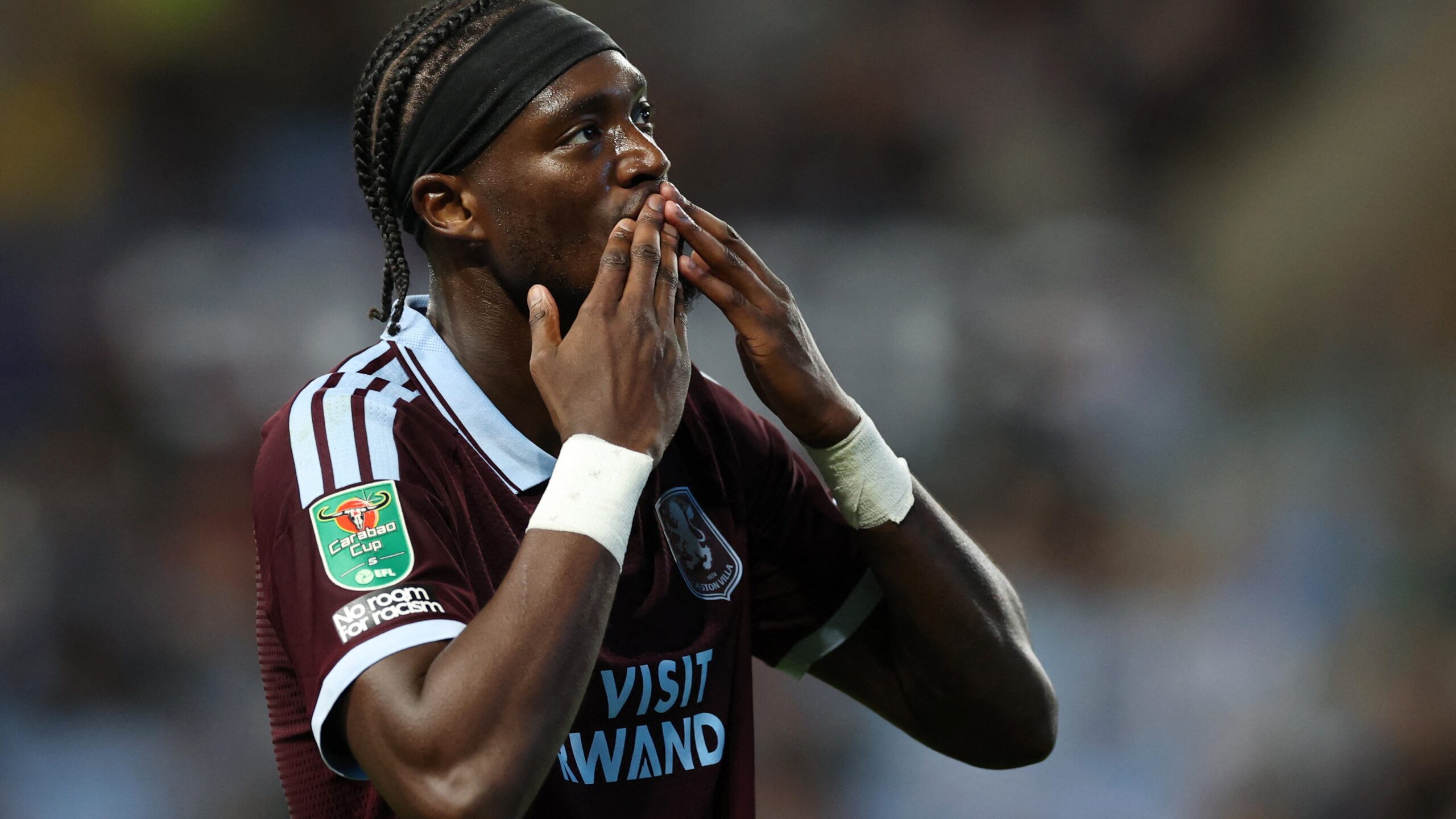 Aston Villa, Abraham ile turladı