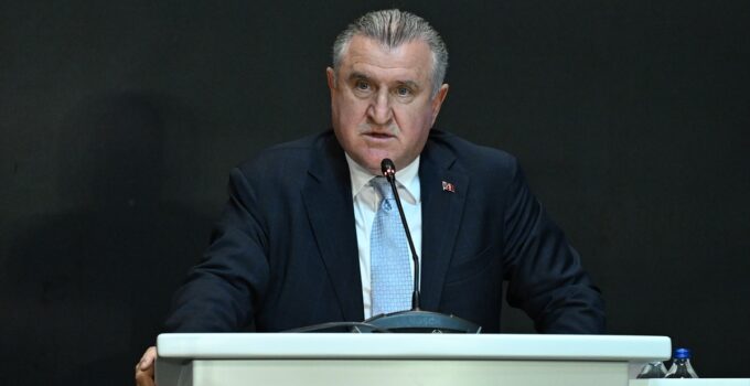 Bakan Bak: La Liga'nın önemli kulüpleri İstanbul'da olacak