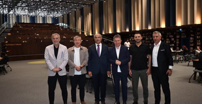 Erdoğan Arıkan ve eski futbolcular Başkan Er'i ziyaret etti