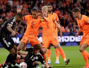 Hollanda uzatmada beraberliği kurtardı