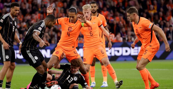 Hollanda uzatmada beraberliği kurtardı