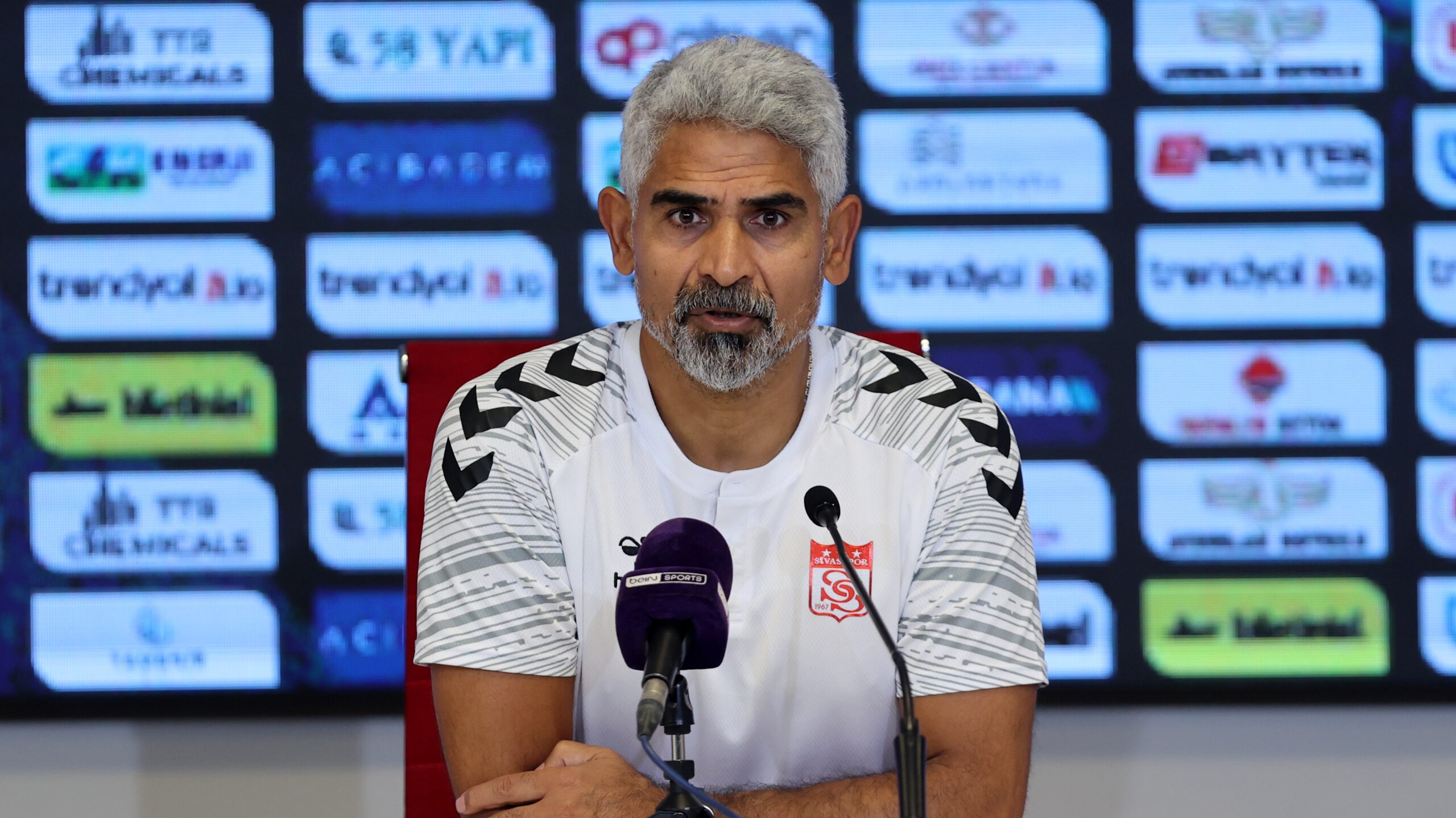 İsmet Taşdemir, genç oyuncularını tebrik etti
