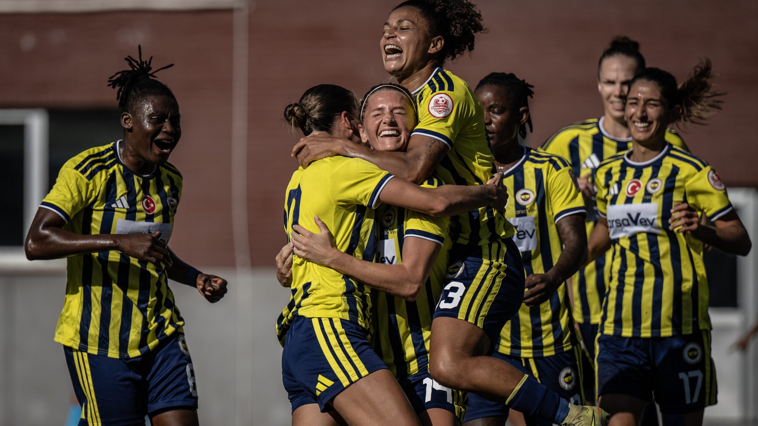 Kadın futbolundaki derbide Fenerbahçe sevindi