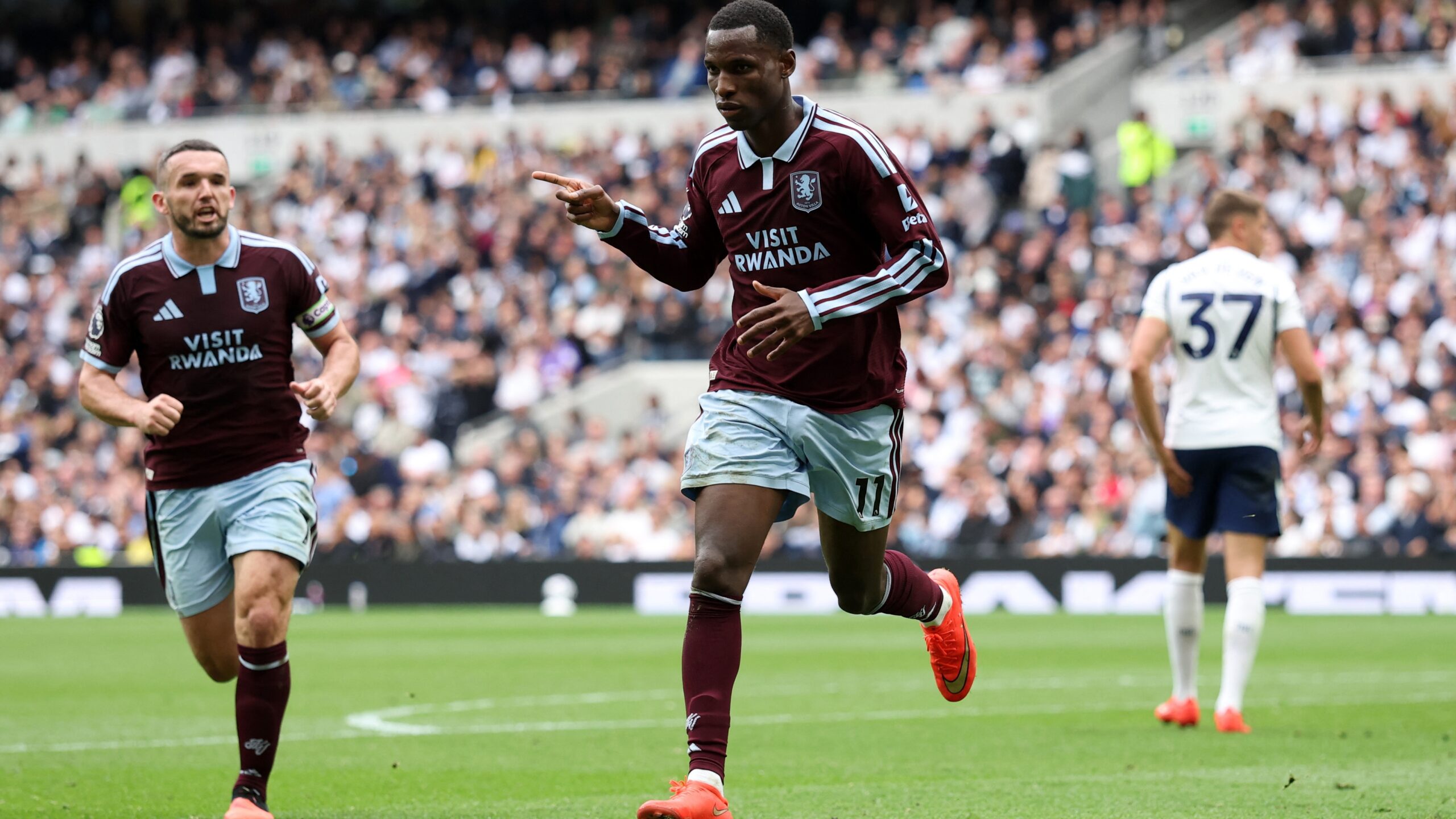 Kritik maçta 3 puan Aston Villa'nın