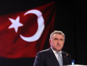Osman Aşkın Bak, milli para yüzücüleri tebrik etti