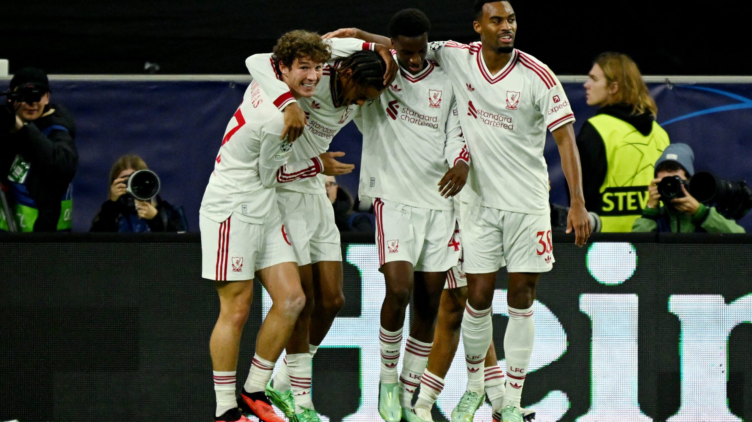 9 gollü maçta kazanan Liverpool
