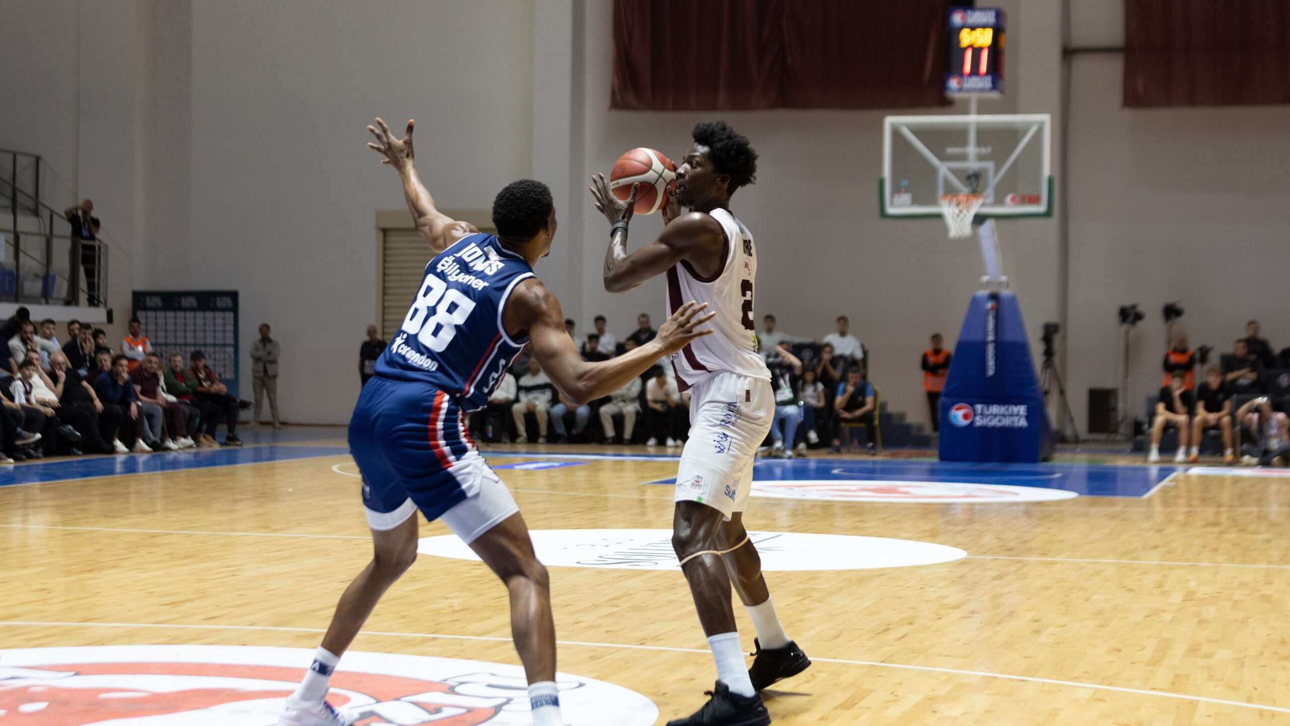 Anadolu Efes, 2'de 2 yaptı