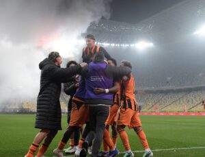 Arda Turan'lı Shakhtar, Dinamo Kiev'i eledi
