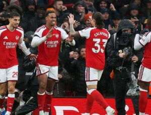 Arsenal zirveye ortak oldu