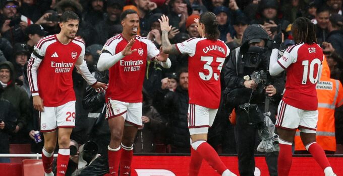 Arsenal zirveye ortak oldu