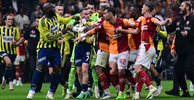 Derbi sonrası ortalık karıştı: İki oyuncuya kırmızı kart