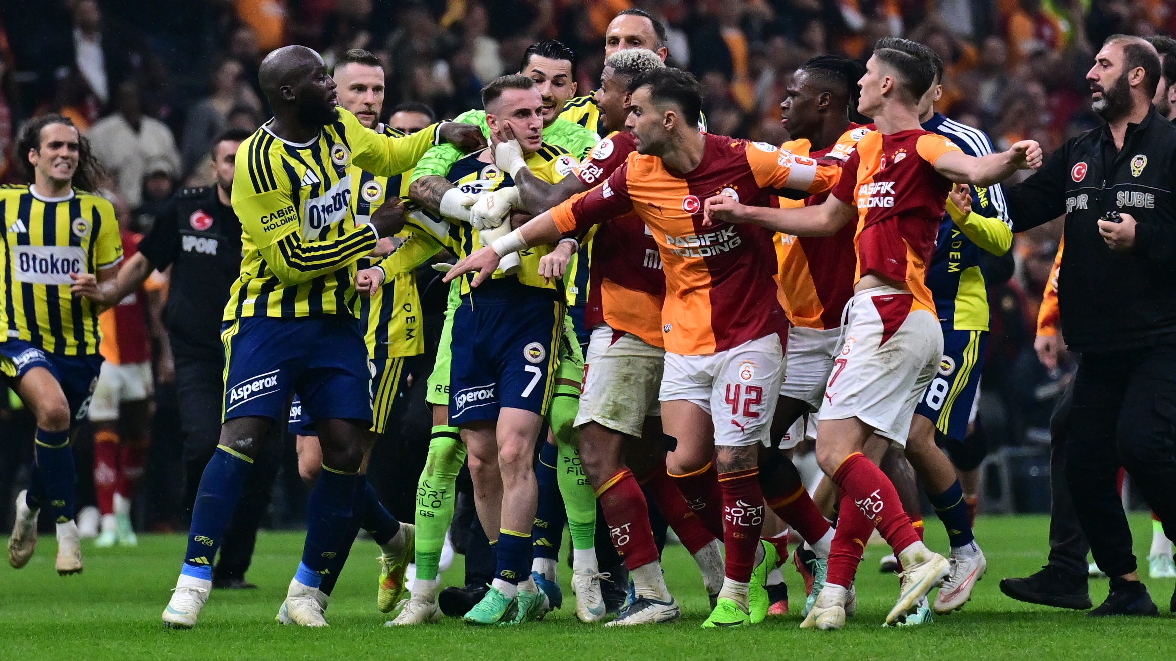 Derbi sonrası ortalık karıştı: İki oyuncuya kırmızı kart