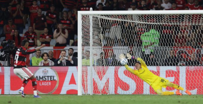 Estudiantes, Muslera'nın 3 penaltı kurtarışıyla finalde