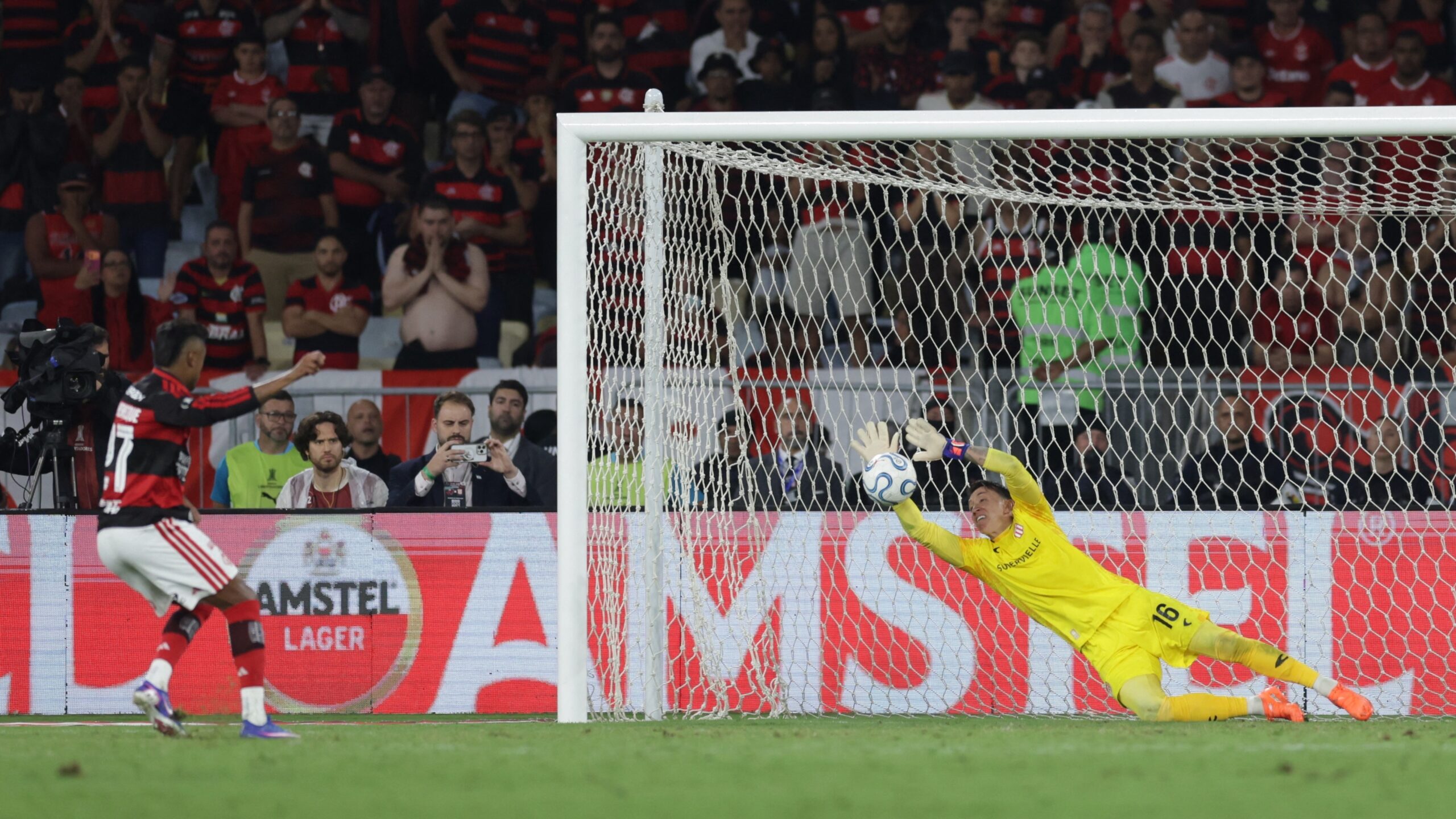 Estudiantes, Muslera'nın 3 penaltı kurtarışıyla finalde