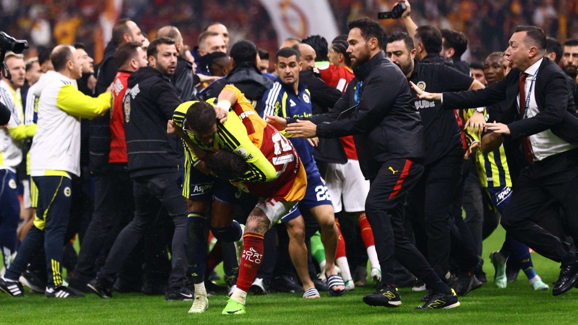 Galatasaray – Fenerbahçe maçı sonunda kavga çıktı!