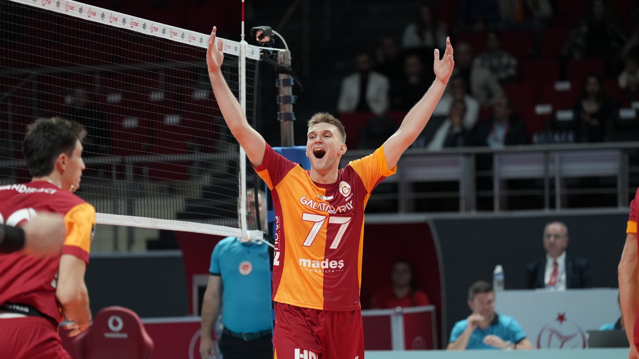 Galatasaray Madeş Mobilya set vermeden kazandı