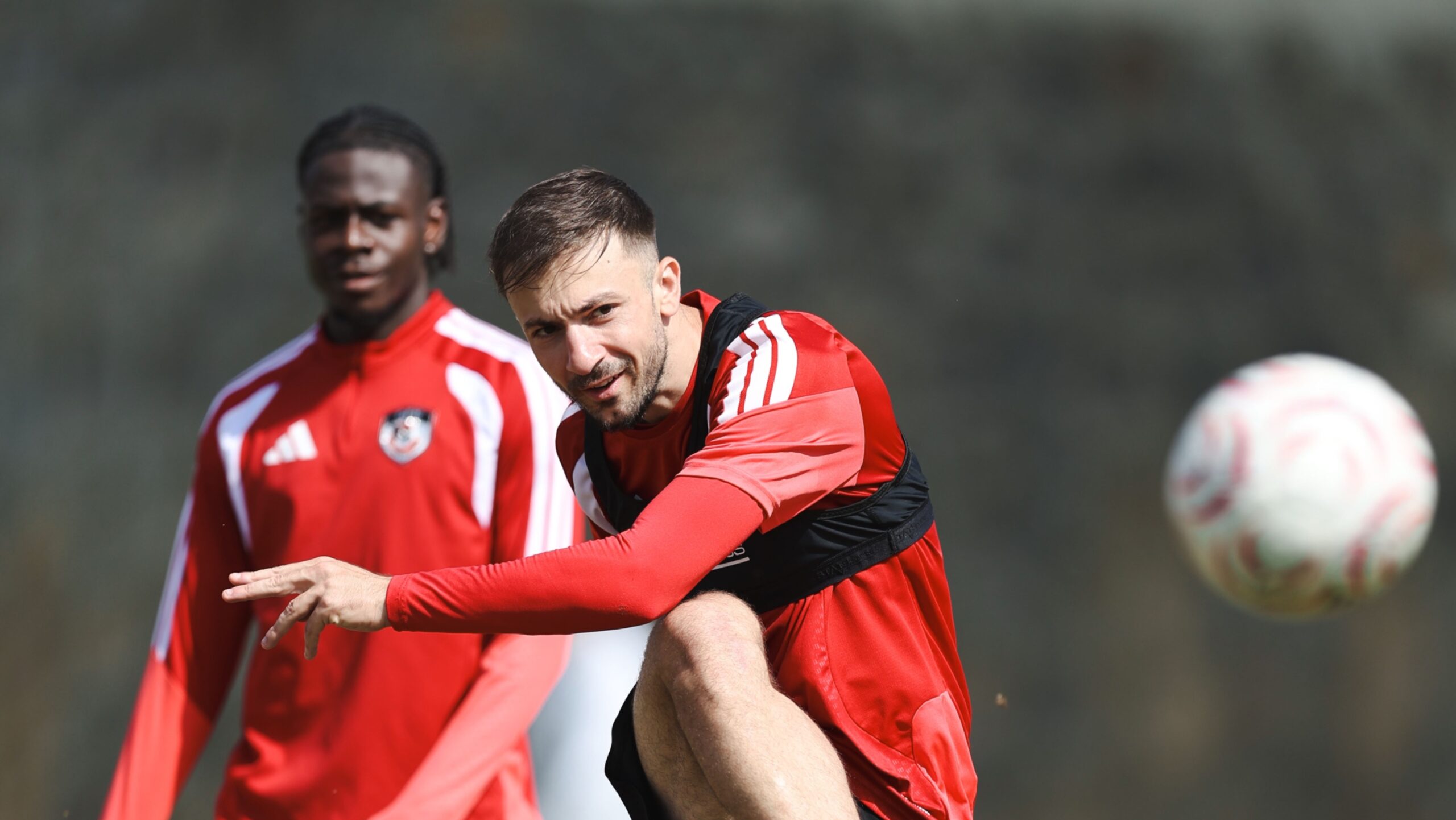 Gaziantep FK'li futbolcular taraftarlarla imza gününde buluştu