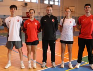İşitme engelli badmintoncular dünya şampiyonasına hazırlanıyor