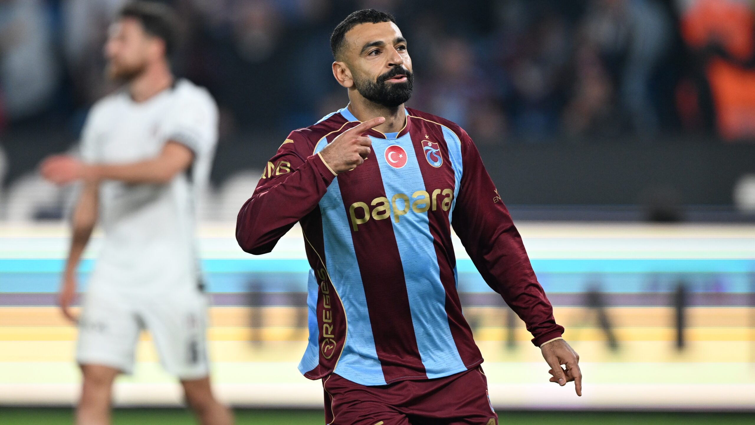 Salah tahtı ele geçirdi